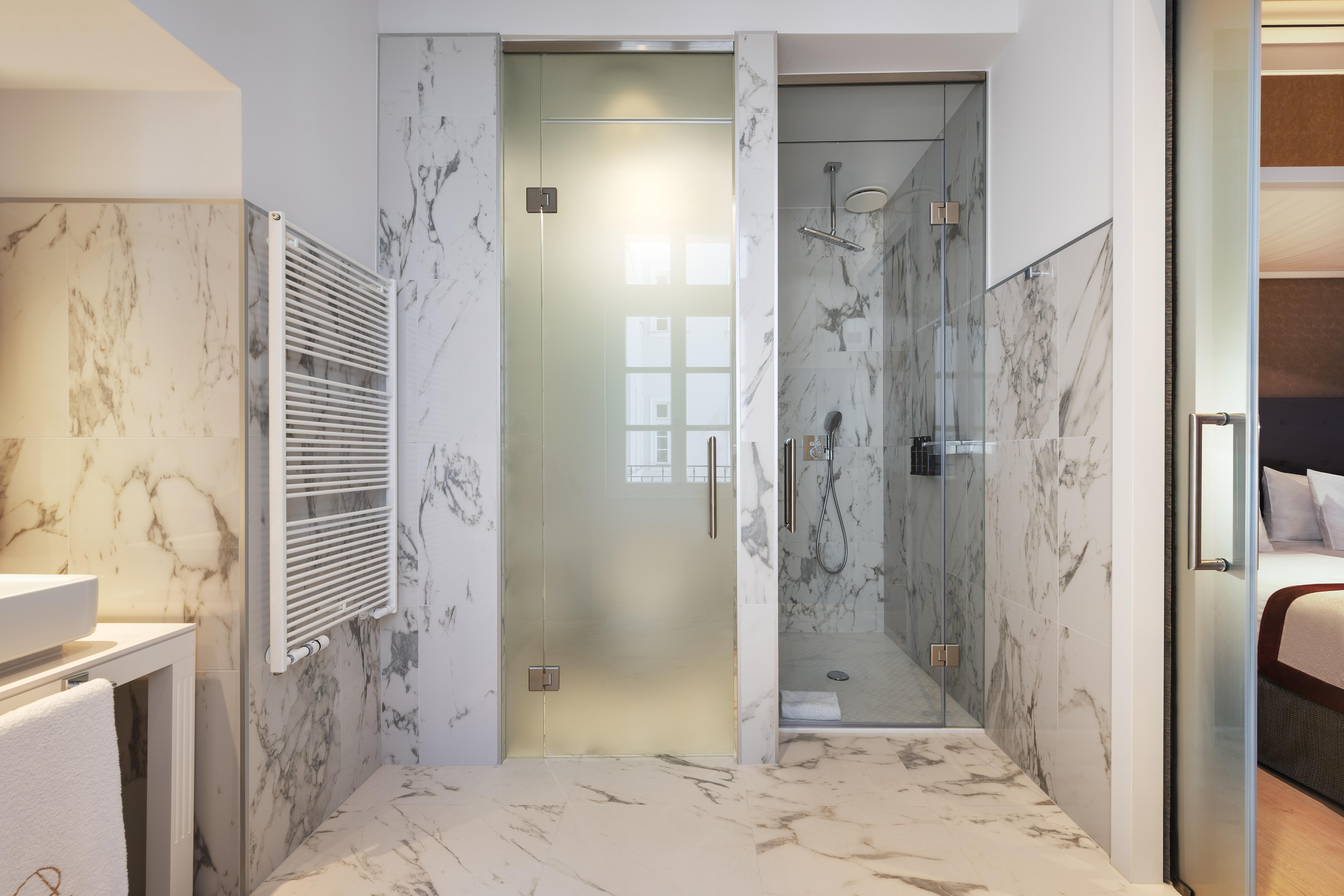 Aurea Ana Palace By Eurostars Hotel Company Budapest Ngoại thất bức ảnh A shower door