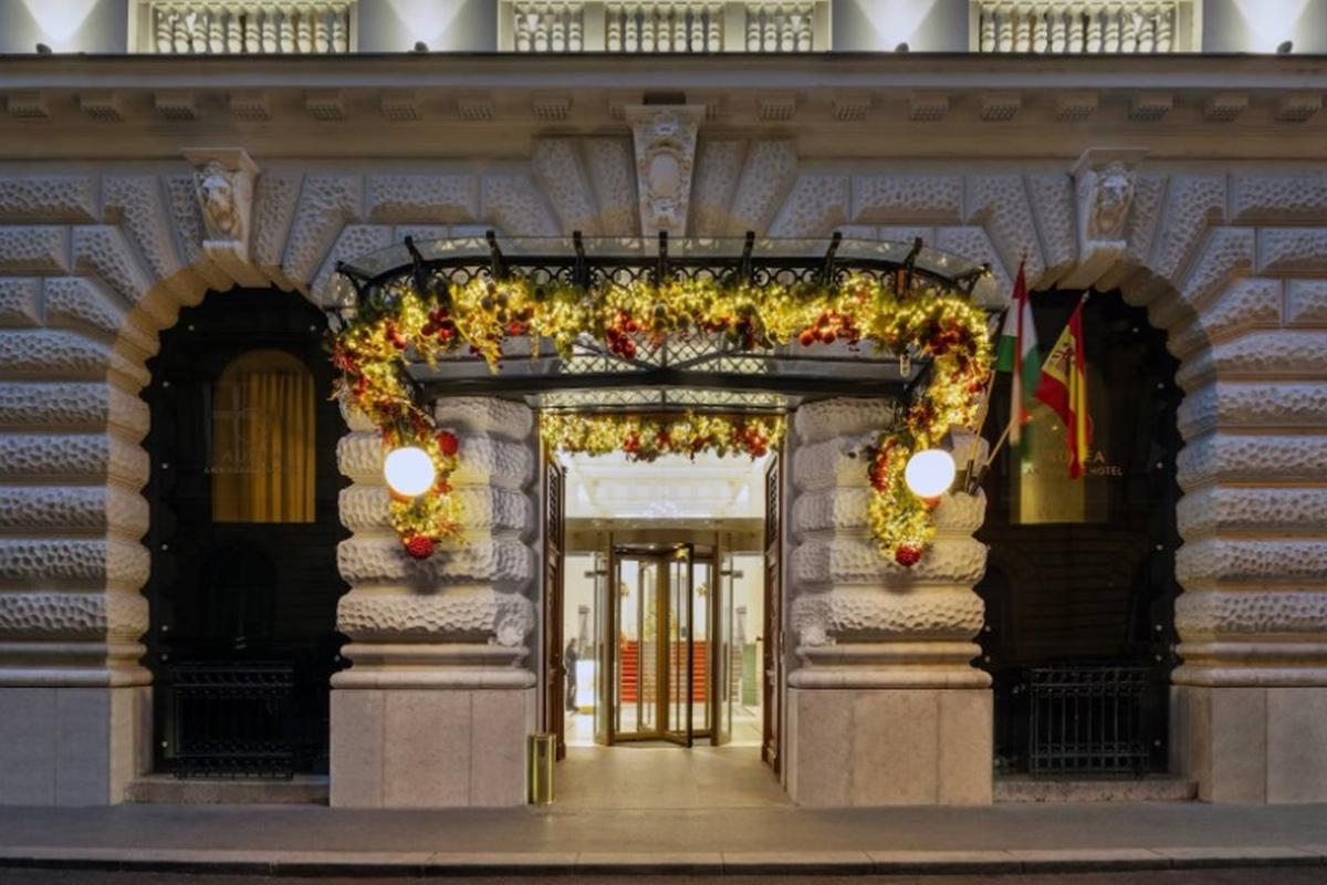 Aurea Ana Palace By Eurostars Hotel Company Budapest Ngoại thất bức ảnh The entrance to the hotel